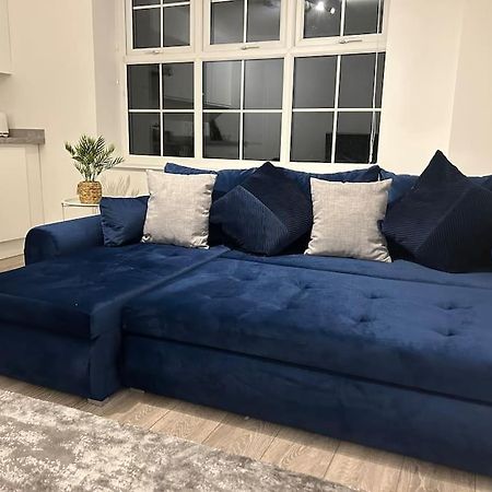 شقة 1 Bed High Quality Modern Flat إدجوير المظهر الخارجي الصورة