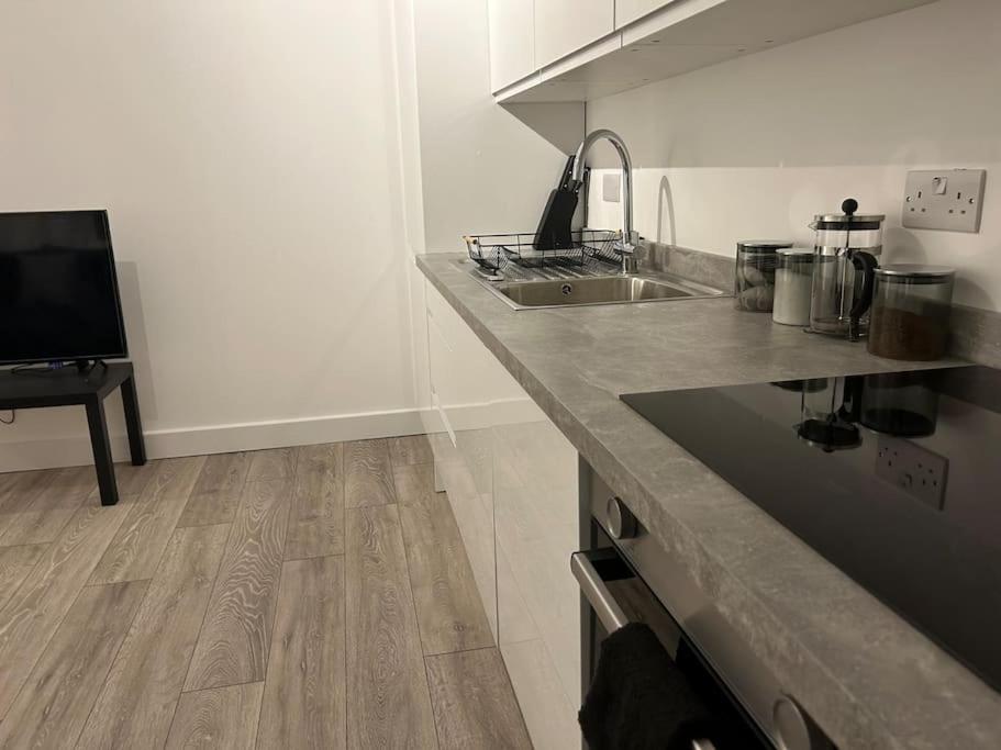 شقة 1 Bed High Quality Modern Flat إدجوير المظهر الخارجي الصورة