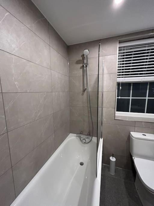 شقة 1 Bed High Quality Modern Flat إدجوير المظهر الخارجي الصورة