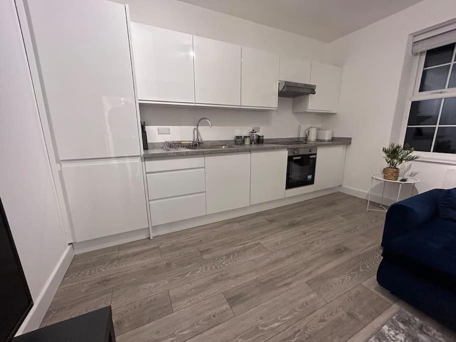 شقة 1 Bed High Quality Modern Flat إدجوير المظهر الخارجي الصورة