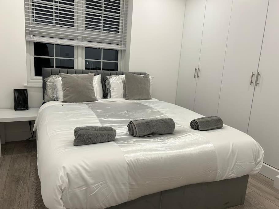 شقة 1 Bed High Quality Modern Flat إدجوير المظهر الخارجي الصورة